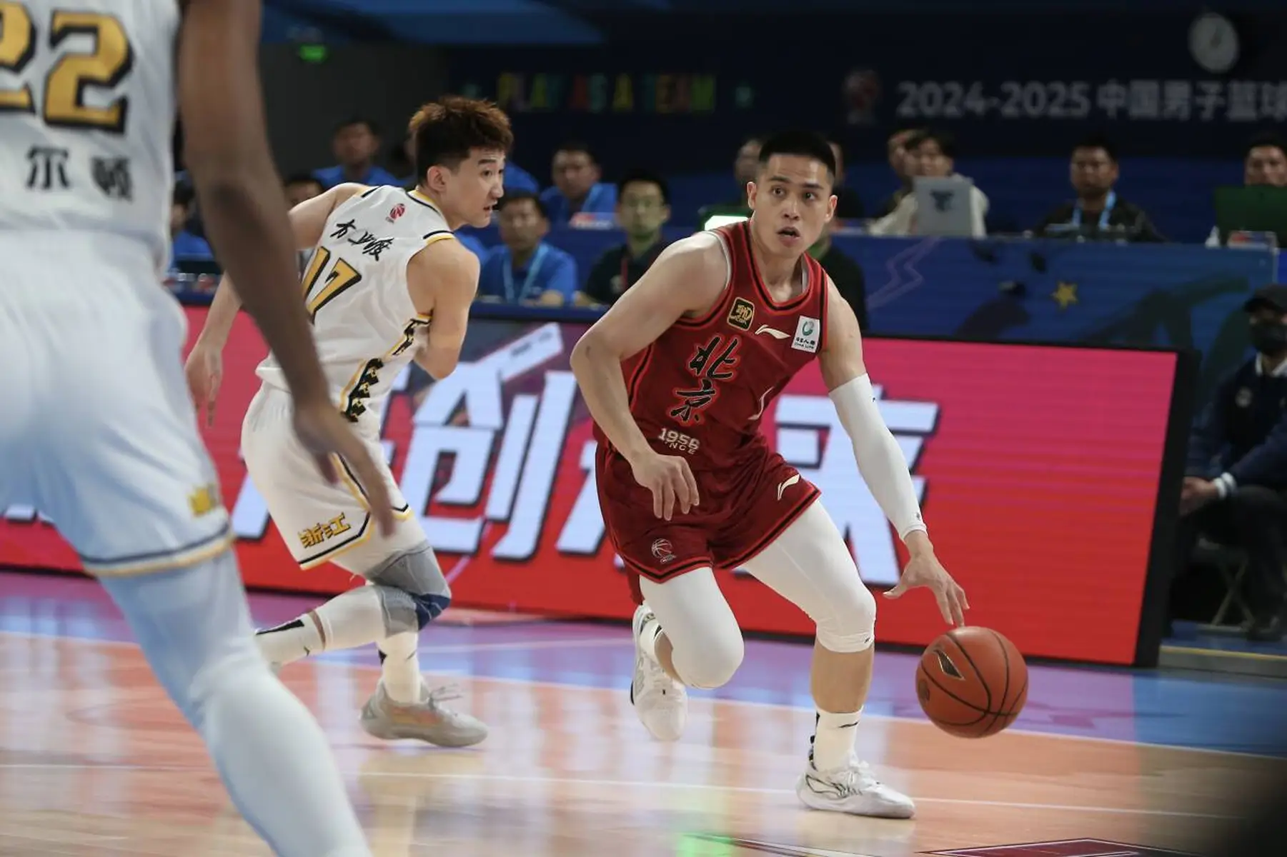 关于转会期NBA季后赛焦点战；深圳男篮刷新队史纪录；话题不断；年轻球员得到机会的信息