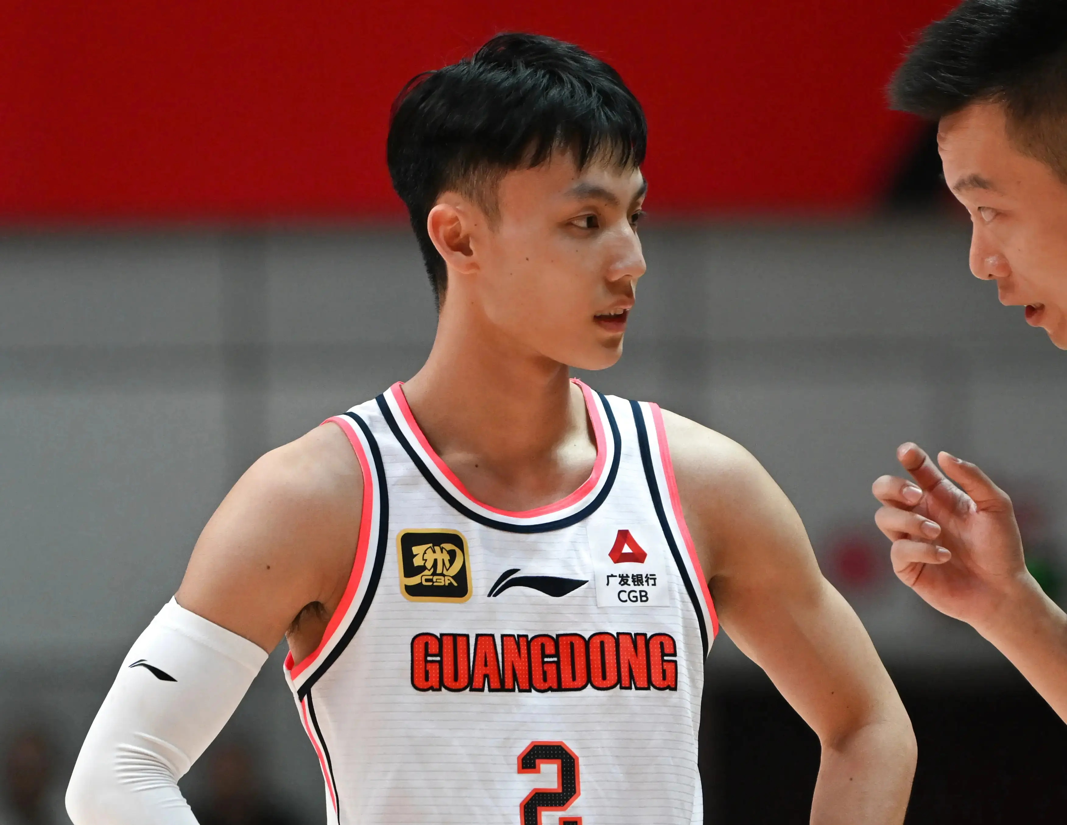 关于转会期NBA季后赛焦点战；深圳男篮刷新队史纪录；话题不断；年轻球员得到机会的信息