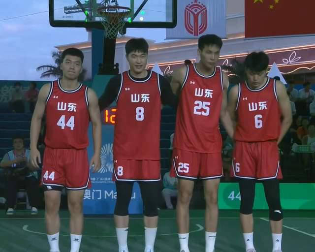 亚冠赛后再迎强敌，山东男篮篮板制胜，主帅态度——媒体盛赞，资深球员宣示担当的简单介绍