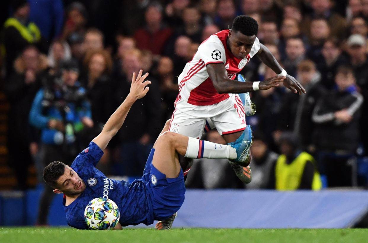 包含阿贾克斯冲刺阶段防线松动风云突变毕尔巴鄂竞技冲刺阶段门线救险，现场解说直呼：AC米兰围绕全明星赛更衣室发声的词条